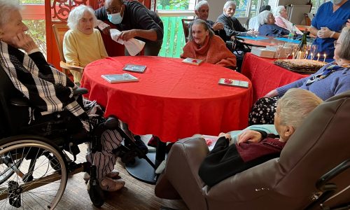 Musique et danse pour les anniversaires, un bon gâteau pour souffler les bougies…