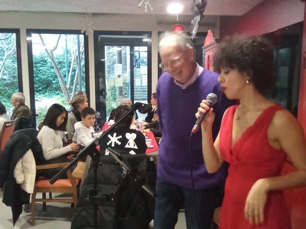 les familles accompagnent la chanteuse Inès !