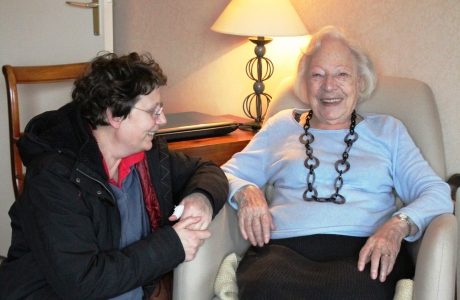 Suzanne 87 ans avec Jocelyne l&rsquo;aide soignante