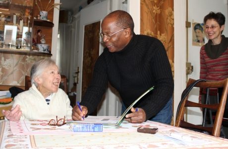 Gilbert explique à Jacqueline 87 ans son ordonnance